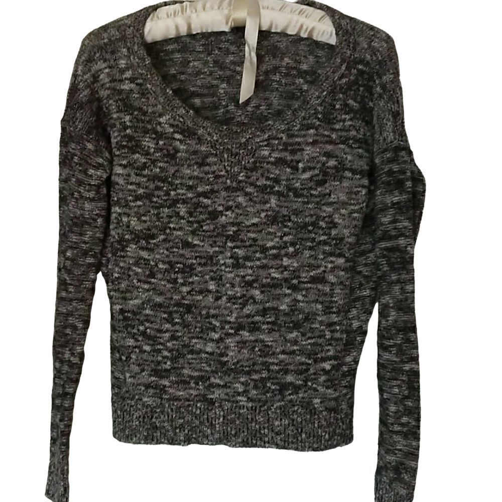AMERICAN EAGLE JUNIORS SIZE S BLACK ,WHITE ,SILVER SWEATER